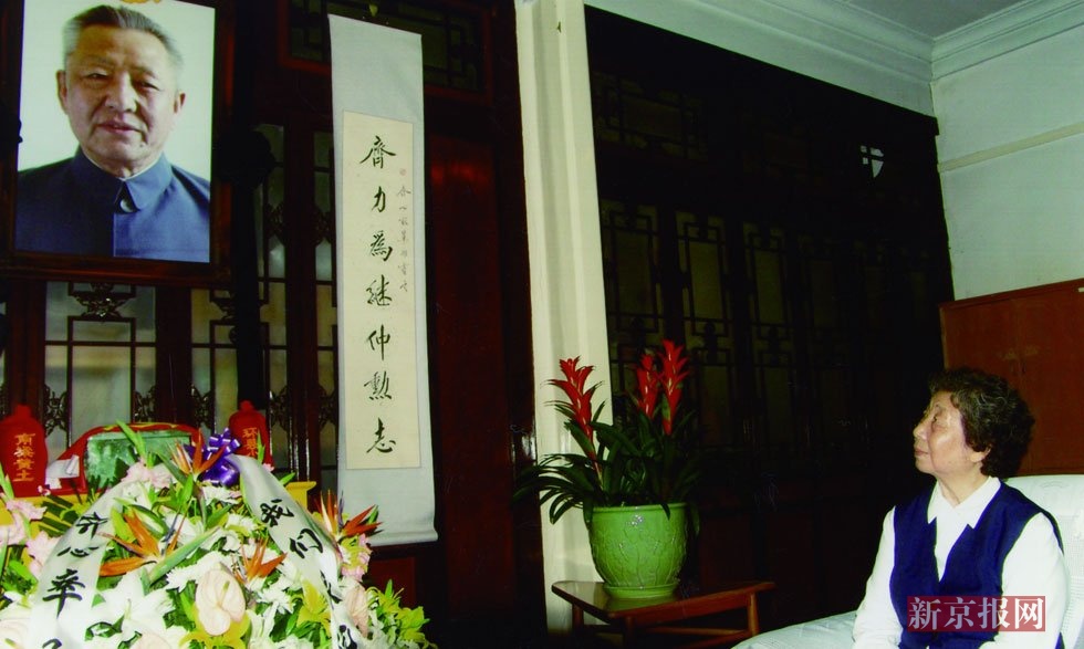 2005年5月,齐心在北京家中端祥习仲勋遗像.