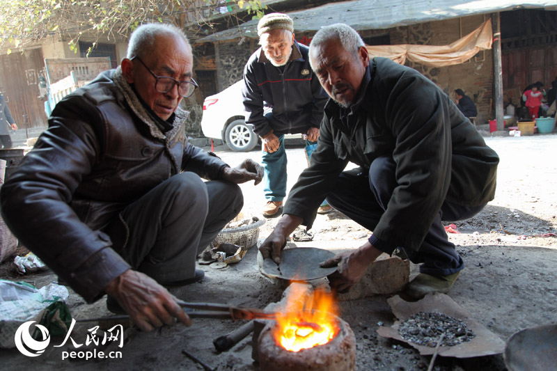 组图广西全州八旬老人的补锅情