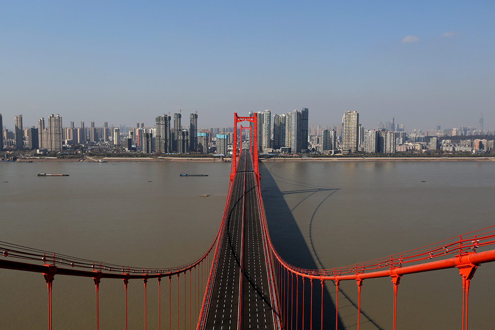 从1号主塔顶俯瞰武汉鹦鹉洲长江大桥（12月20日摄）。新华社发（刘家华 摄）