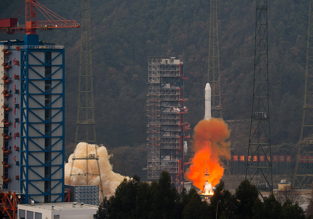 2014年12月31日，搭载风云二号08星的运载火箭在西昌卫星发射中心点火发射。新华社记者 刘潺 摄