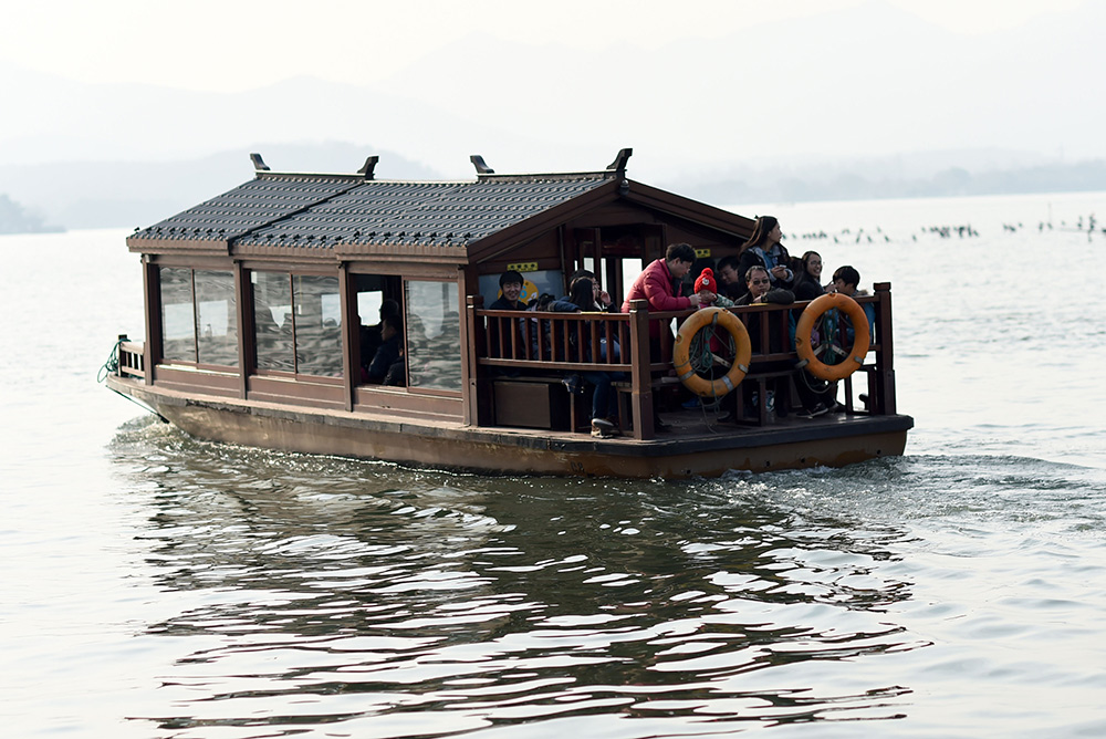 杭州西湖水上巴士运营 双休节假日开通两条线路
