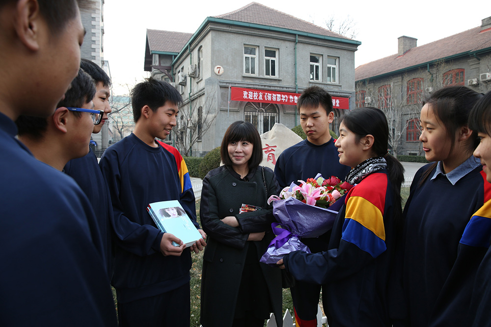 2015年1月4日,《匆匆那年》作者九夜茴(中)和母校北京市第25中学的