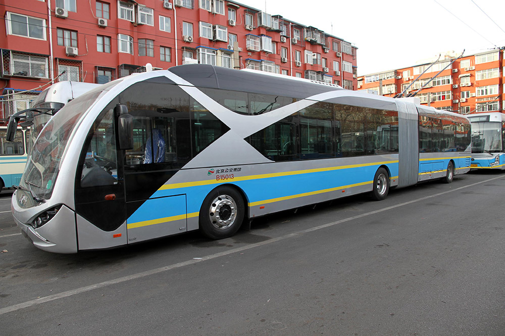 北京18米长新型电动公交车即将投入运营