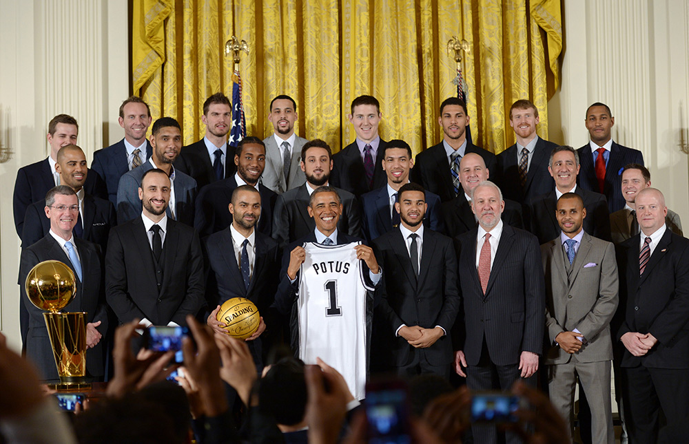 2015年1月12日,奥巴马(前排右五)和马刺队教练员,球员合影.