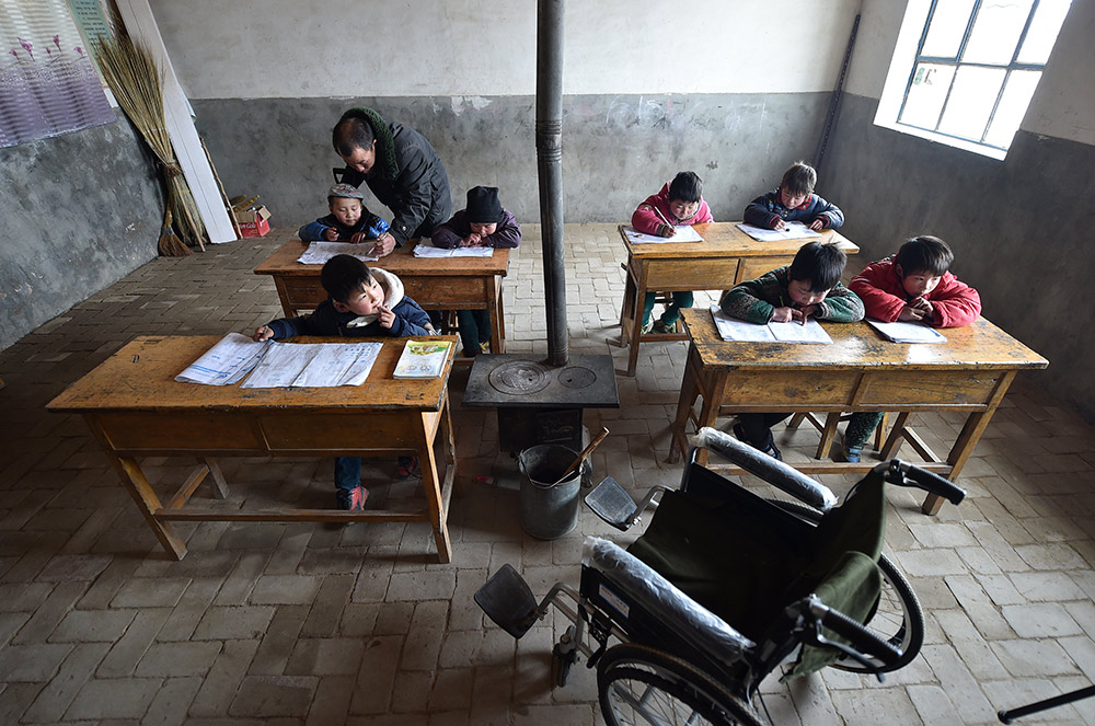 在宁夏西吉县马莲乡堡子山村罗家沟小学,苏广昌老师在给孩子们上课