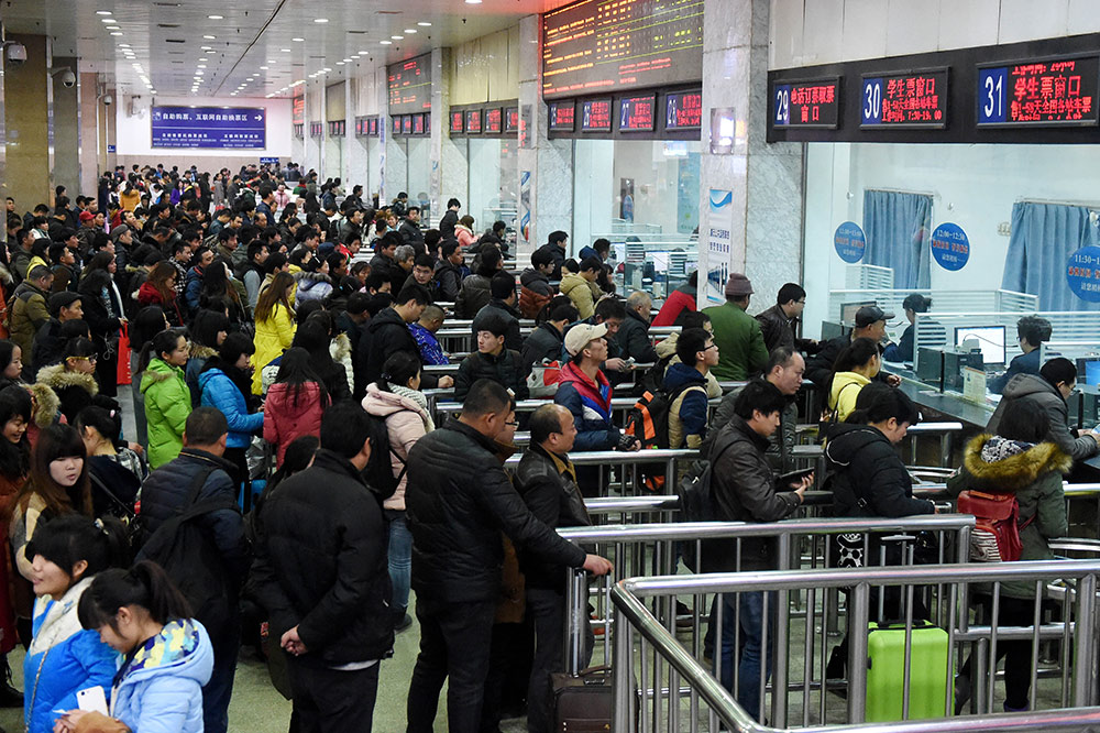 2015年1月16日，旅客在郑州火车站售票处购票。新华社记者 李博 摄