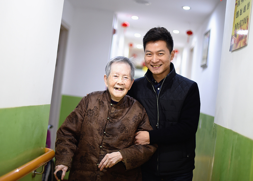 80后小伙创办武汉最大民办社区养老院