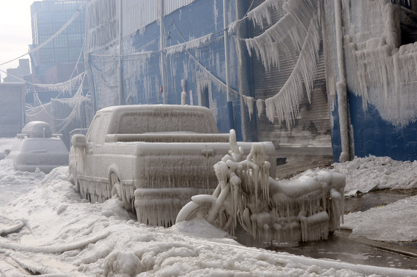 纽约一仓库起火 救援现场遭冰封呈现实版《后天》景象