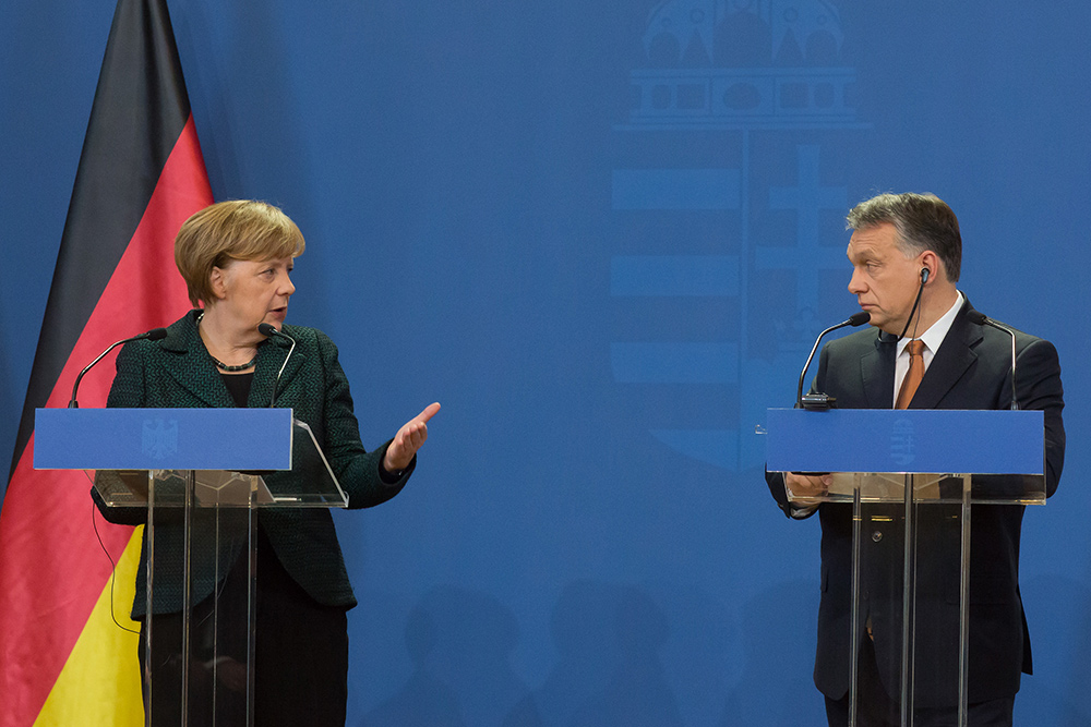 2015年2月2日，在匈牙利首都布达佩斯，来访的德国总理默克尔（左）和匈牙利总理欧尔班出席新闻发布会。新华社发（弗尔季・奥蒂洛摄）