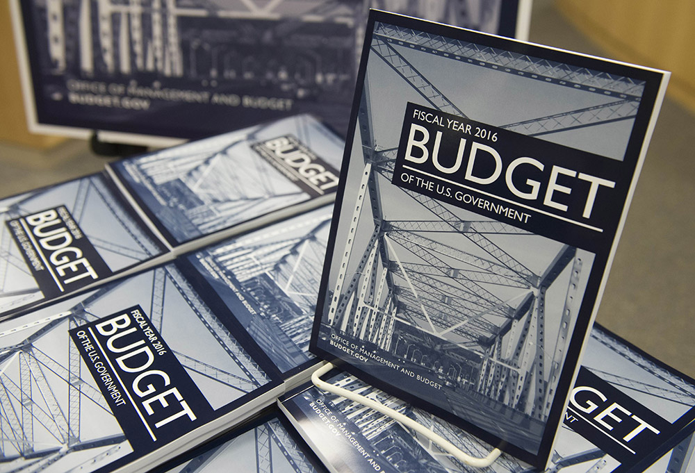 2015年2月2日，在美国华盛顿拍摄的2016财年联邦政府预算报告。新华社/法新 