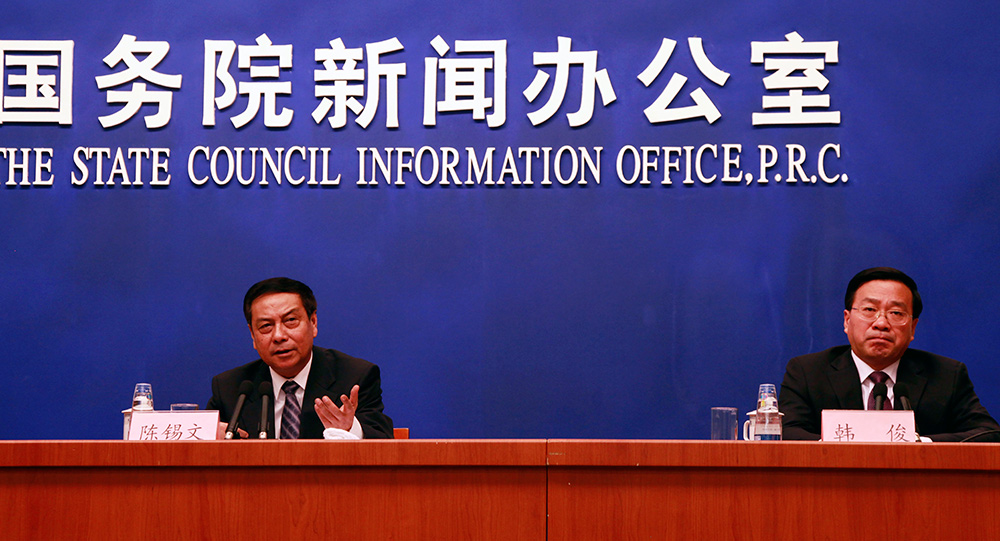 2015年2月3日，中央农村工作领导小组副组长、办公室主任陈锡文（左）和中央农村工作领导小组办公室副主任韩俊在发布会上。新华社记者 潘旭 摄