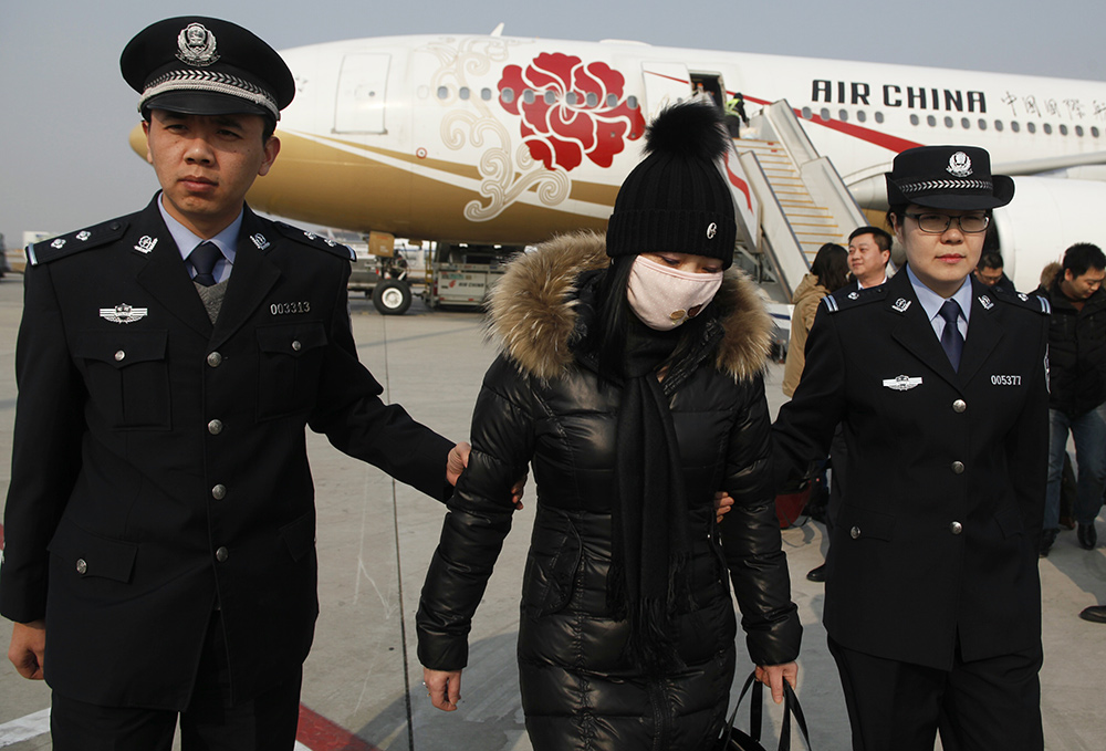2015年2月3日，在首都国际机场，潜逃意大利长达10年之久的经济犯罪嫌疑人张某被依法引渡回国。新华社记者 王申 摄