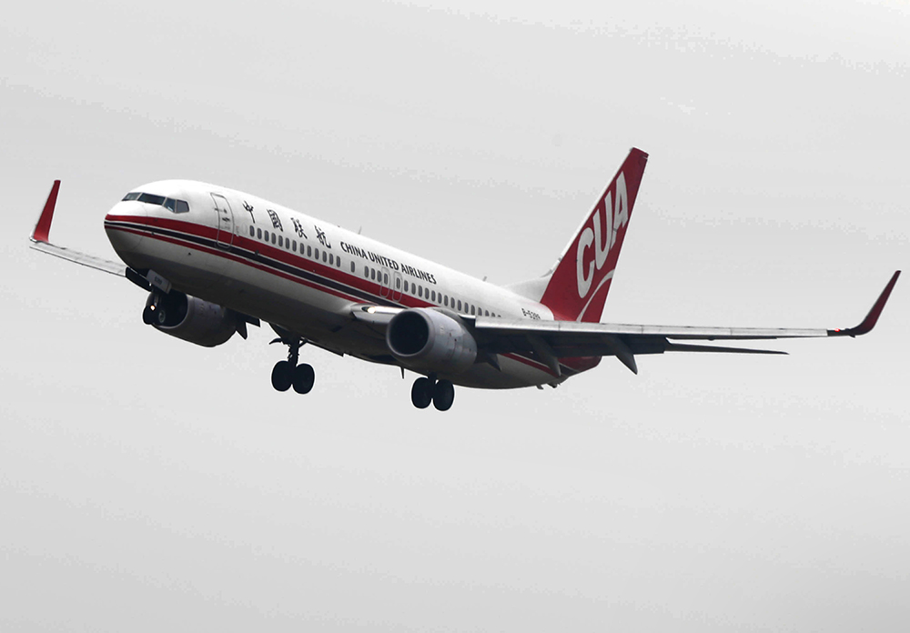 2015年2月3日，一架客机在南京禄口国际机场起飞。新华社发（周海军 摄）