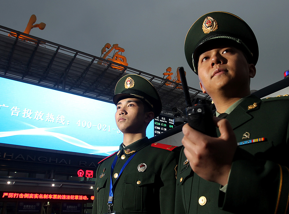 武警战士在铁路上海站执勤