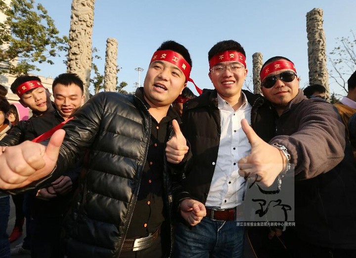 杭州500名老公光膀宣誓:男人硬起来 羊年工资