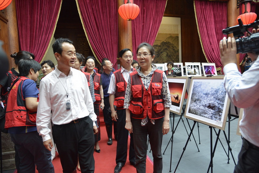 《第六届中国女摄影家协会会员作品展》  《女