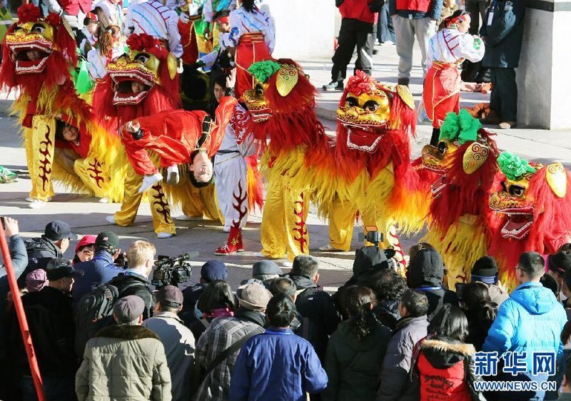  2月18日，群众在观看地坛庙会开幕仪式上的舞狮表演。新华社发（庞铮铮 摄）