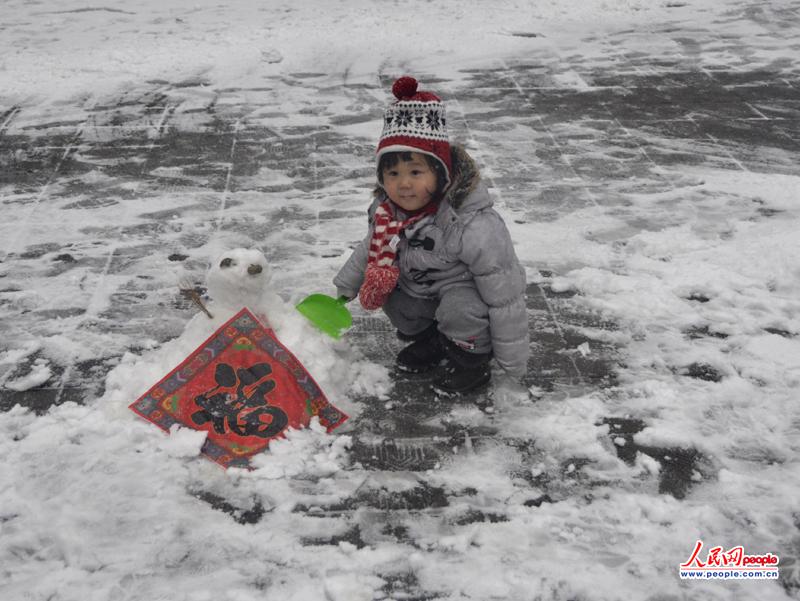 “和我一起来堆雪人吧！”（摄影 付龙）