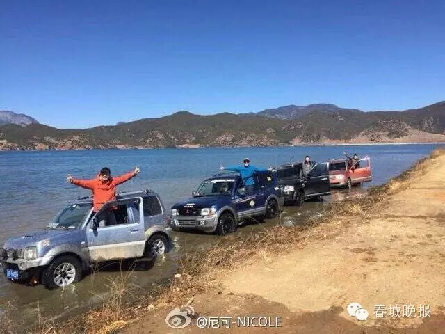 游客开车到泸沽湖冲浪引网友谴责