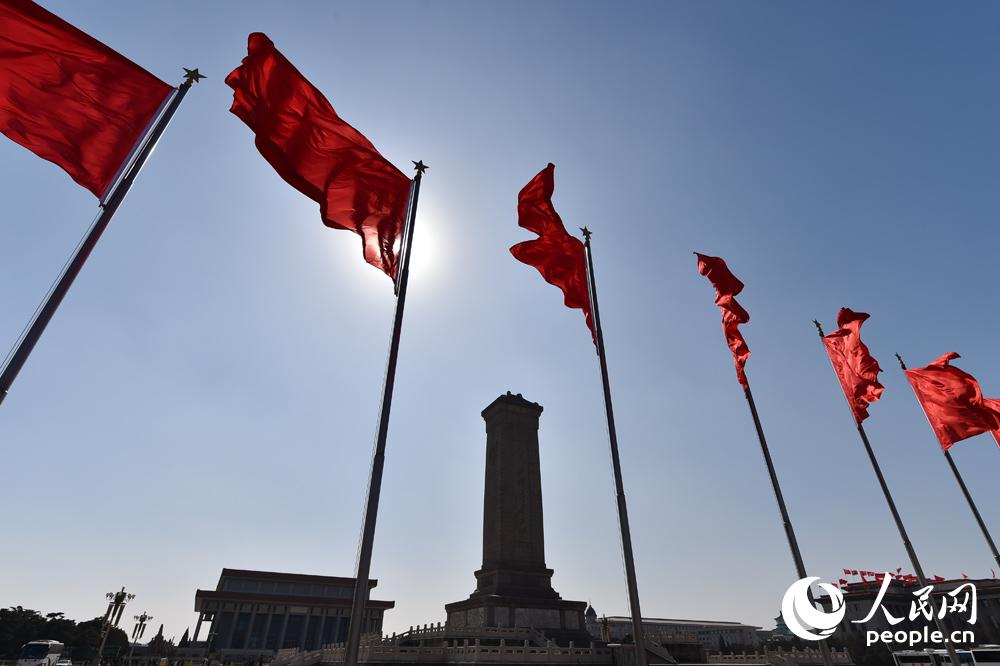 3月1日，北京风和日丽，蓝天空气质量好，北京天安门广场、人民大会堂，红旗迎风招展，喜迎全国两会开幕。（人民网记者 翁奇羽 摄）