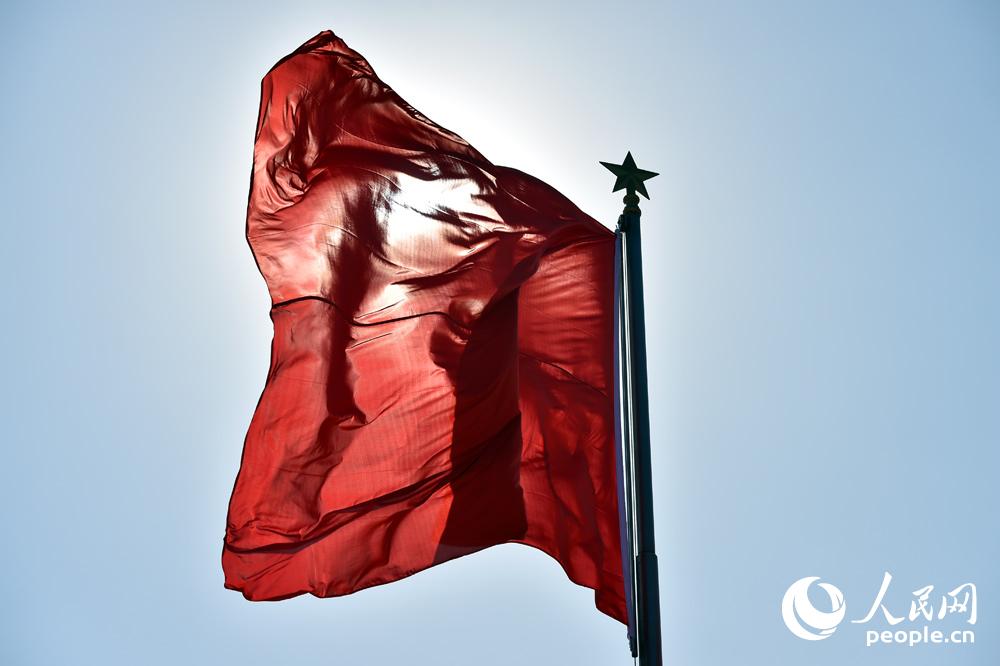 3月1日，北京风和日丽，蓝天空气质量好，北京天安门广场、人民大会堂，红旗迎风招展，喜迎全国两会开幕。（人民网记者 翁奇羽 摄）