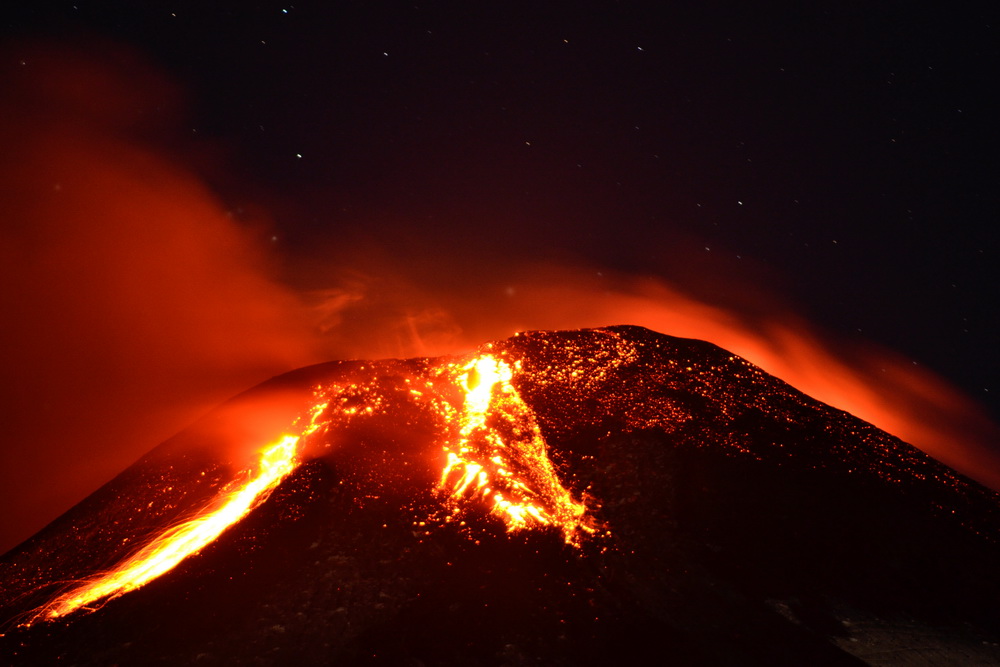 智利比亚里卡火山喷发3000多人被疏散2