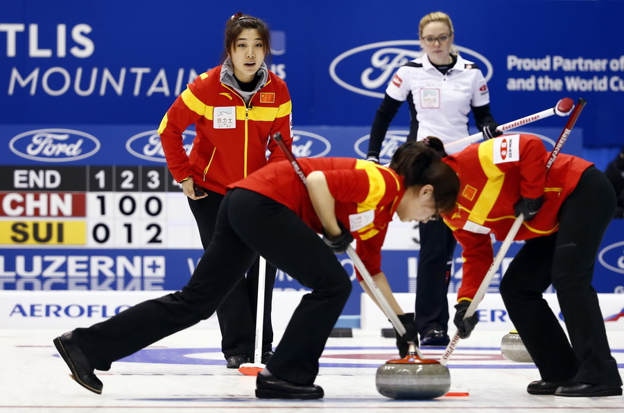 2015<em>女子冰壶世锦赛</em>:中国不敌瑞士--图片频道