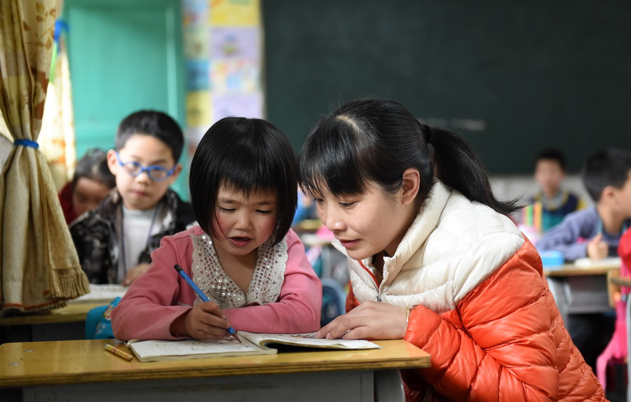 爱在一年间:广西龙胜7岁苗家女童大山弯弯亲情