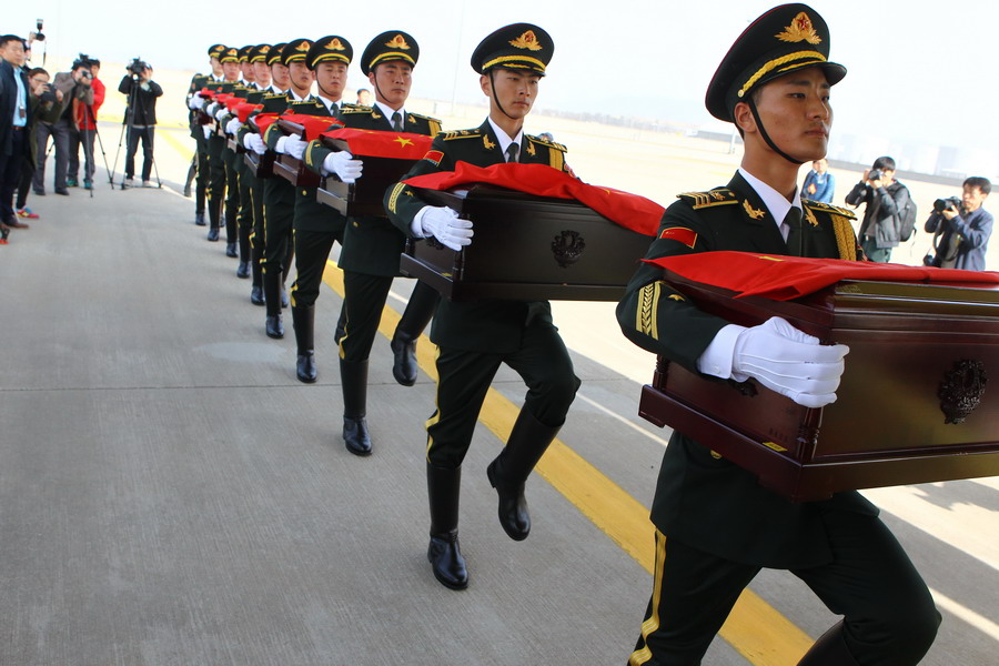 3月20日，在韩国仁川国际机场，中方礼兵怀抱中国人民志愿军烈士遗骸棺椁。
