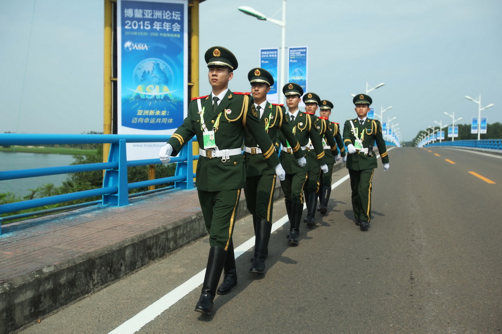 3月23日，武警海南省总队一支队官兵在博鳌东屿岛桥头执勤。