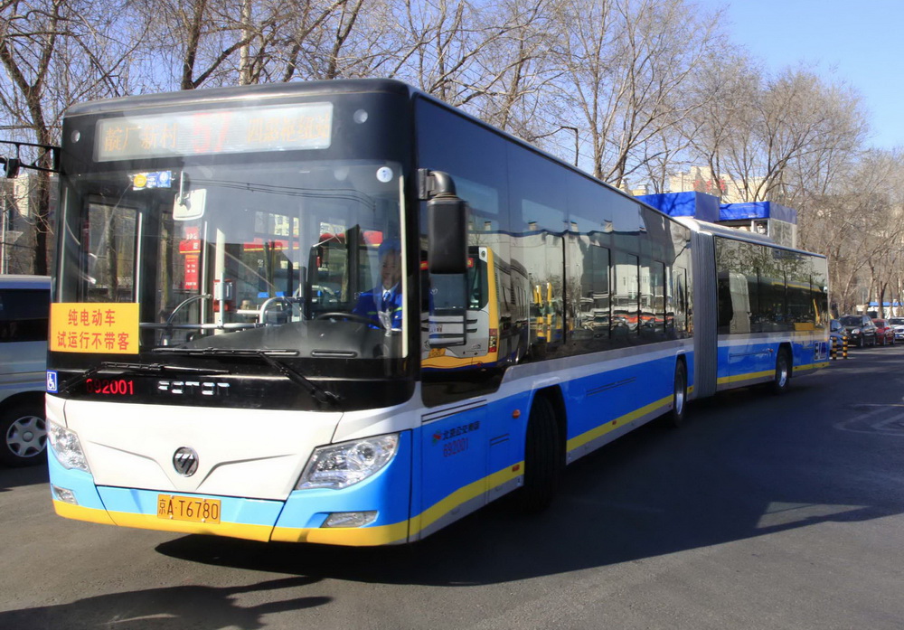 3月23日，18米长的纯电动公交车进行空载运行。