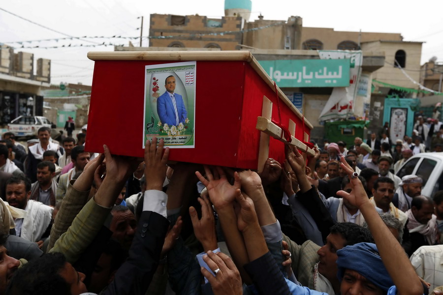 也门首都民众为爆炸袭击遇难者举行葬礼