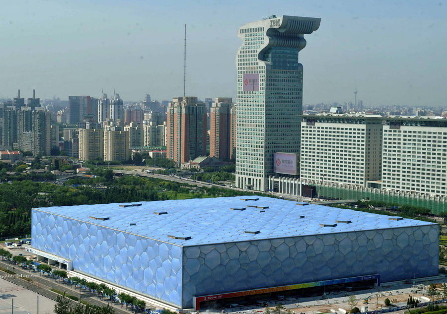 图为位于北京的国家游泳中心"水立方"外景.