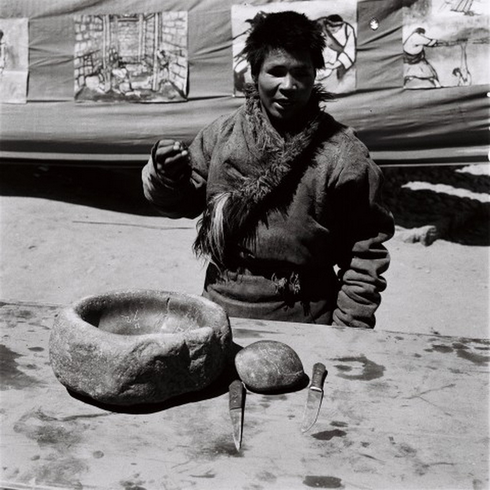 1959年,农奴布德在诉说被挖眼的经过(图片由新旧西藏对比宣传教育工作