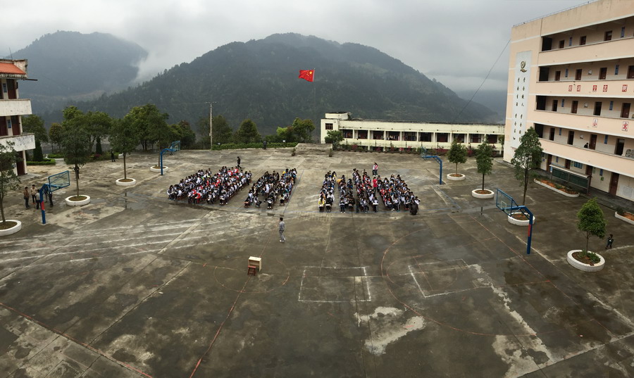 3月30日,锦屏县河口中学师生在操场避险.新华社发 杨通平 摄