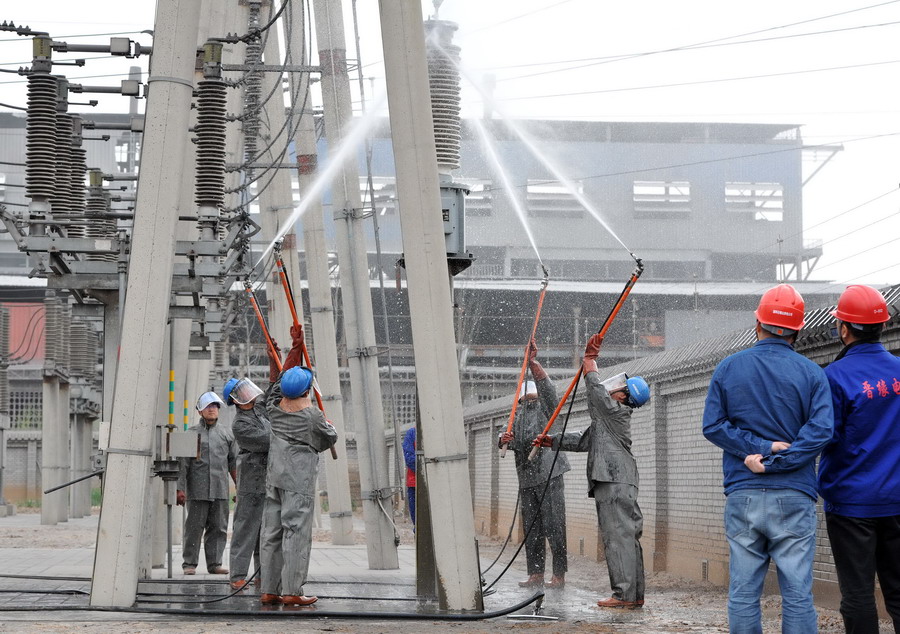 宁夏电力部门实现带电冲洗作业 保障春季工业用电
