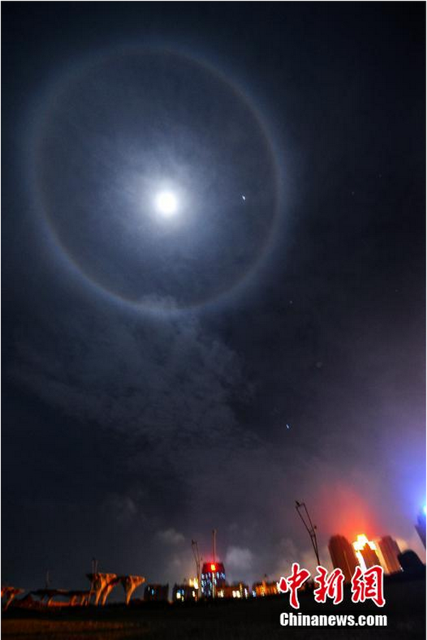 福建平潭夜空现罕见"月晕"奇观 美轮美奂【5】