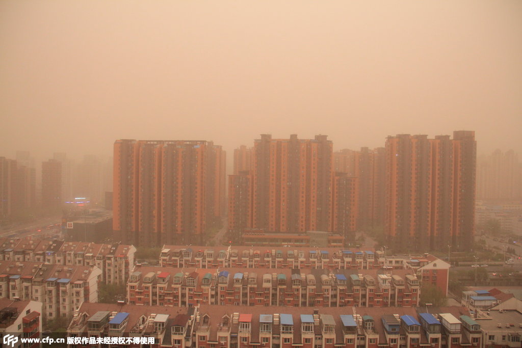 沙尘暴袭击北京 大风吹沙扑面来
