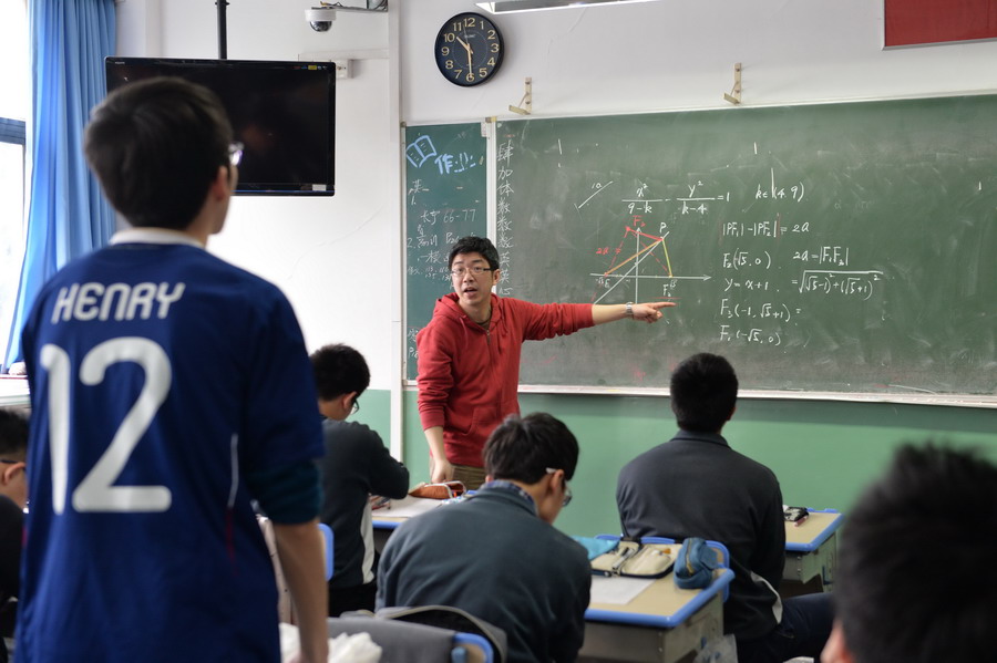 4月16日,在上海市第八中学高三八班教室"男生班"学生在课堂上与老师