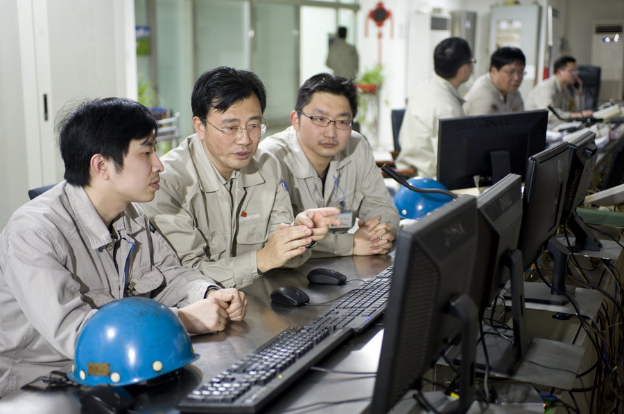 宝钢热轧厂专利工程师王军(左二)将他的创新经