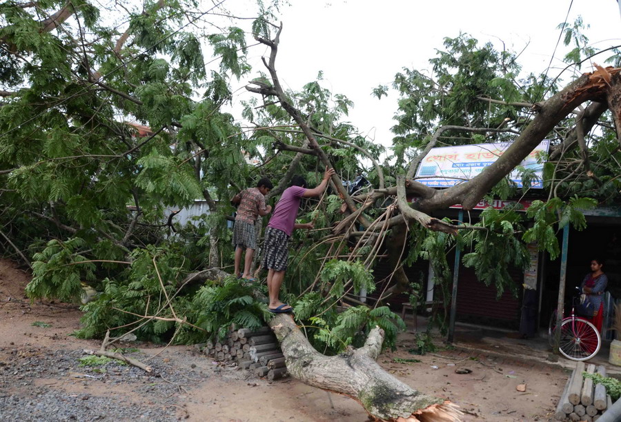印度东部遭风暴袭击35人死亡