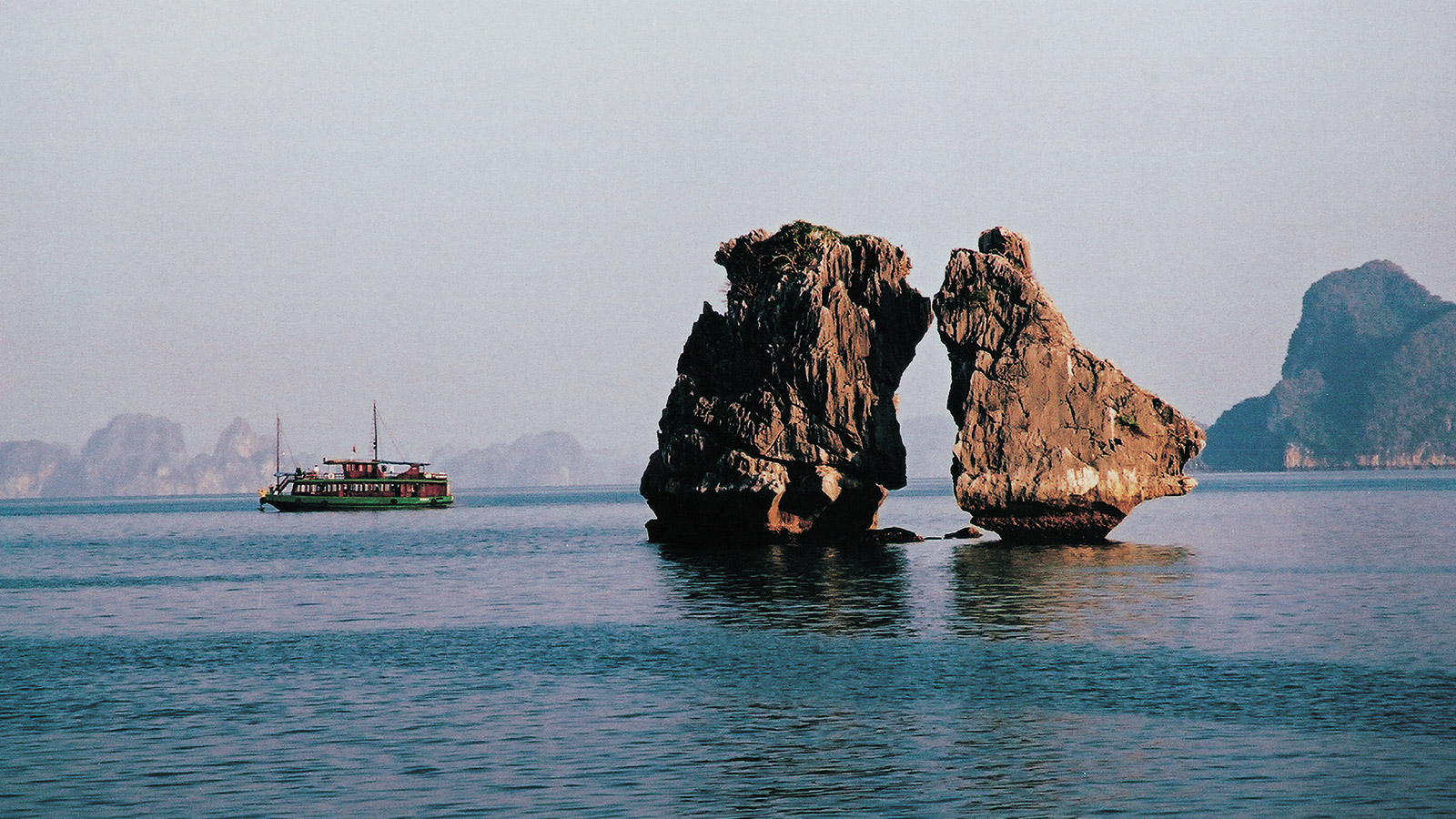 邵华泽摄影集之风景篇——《斗鸡》2004年12月摄于越南广宁省下龙湾.