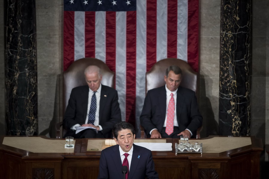 4月29日,日本首相安倍晋三(前)在美国首都华盛顿国会发表演讲.