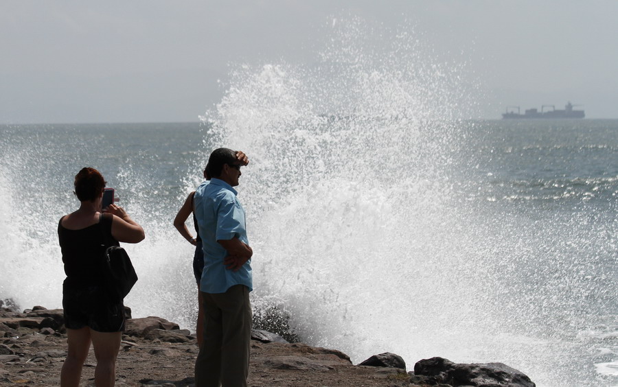 哥斯达黎加因装载硝酸铵驳船沉没发布最高级别