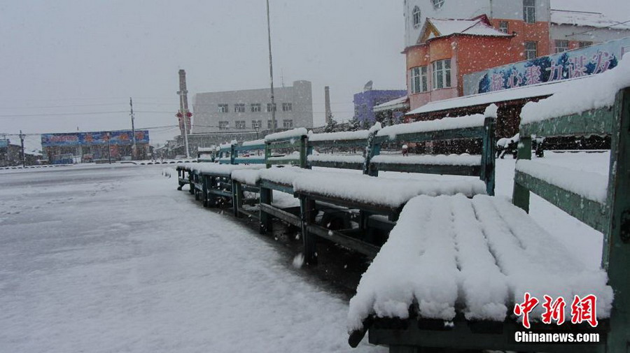 5月3日,在内蒙古牙克石市图里河镇,城区被大雪覆盖.