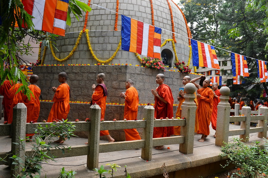 印度僧人庆祝卫塞节