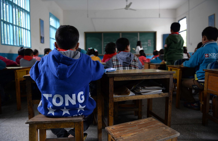 姐弟俩是同桌,但由于殷招君的身体越来越弱,只好休学在家(4月27日摄).