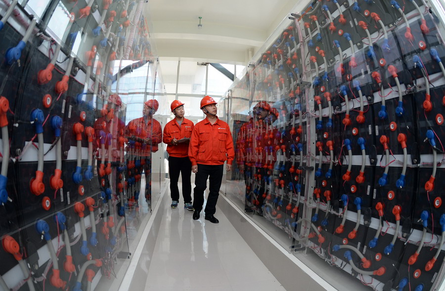 5月6日,江苏大丰金风科技园内,供电人员在检查
