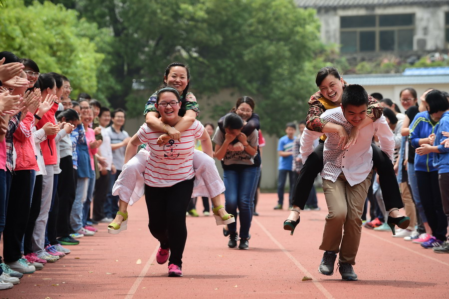 5月7日,在合肥市第38中学举行的"感恩母亲 我背妈妈"母亲节主题活动中