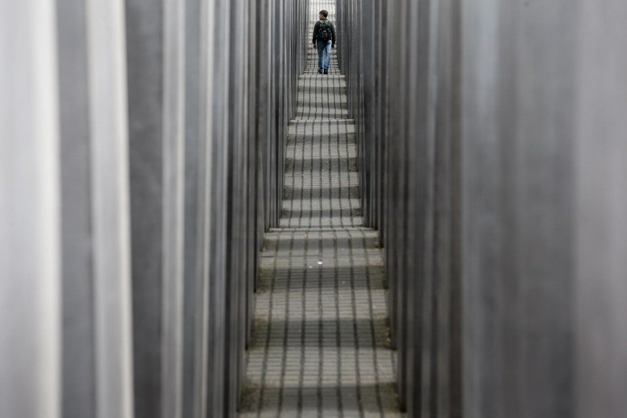 德国柏林纪念犹太人大屠杀纪念碑群开放10周
